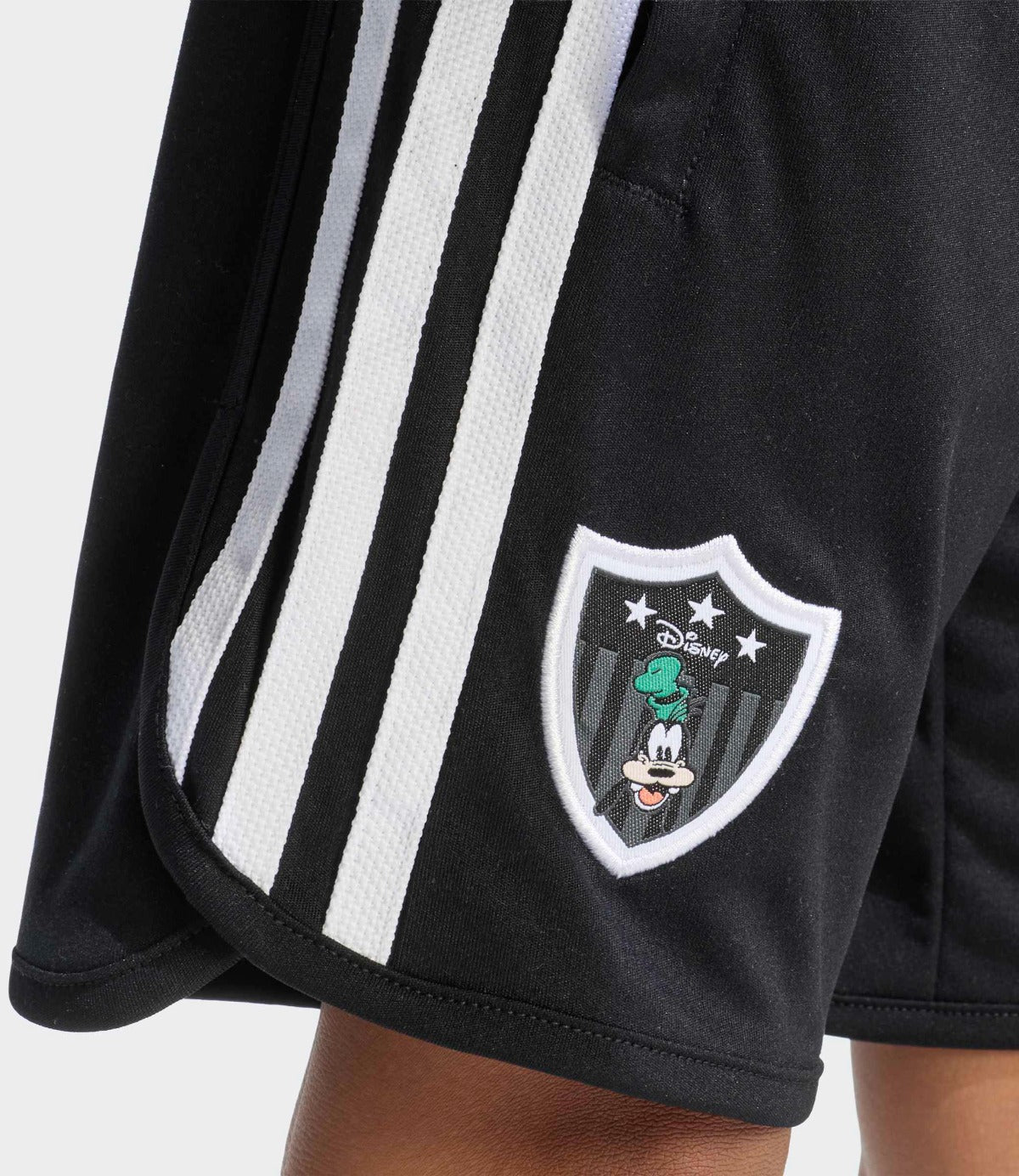מכנסי ספורט שחורים עם שלושה פסים לבנים ותוית דיסני בצד