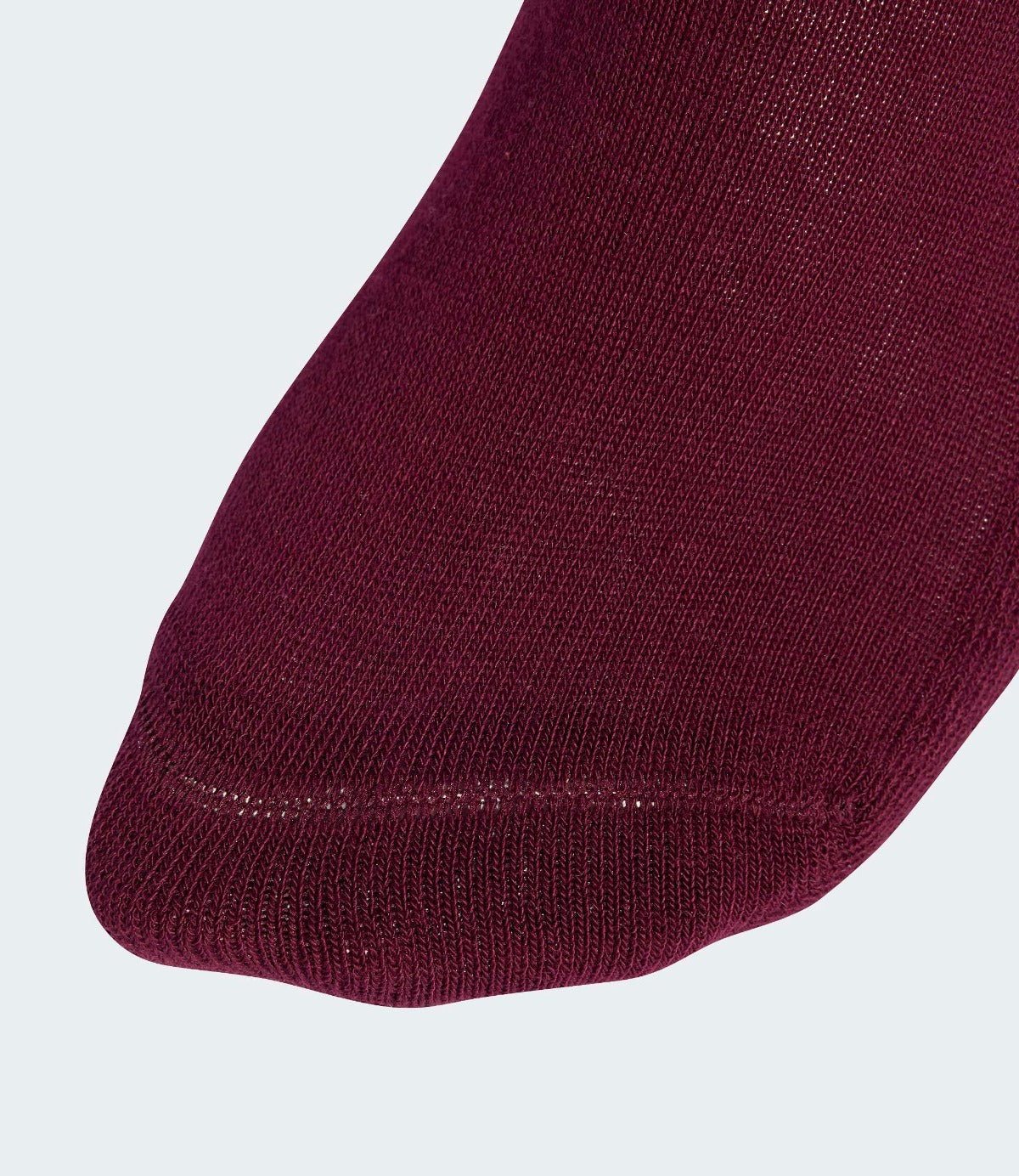 קלוז-אפ של גרב בצבע בורדו, בד סרוג חלק, צילום מוצר לאביזרי אופנה