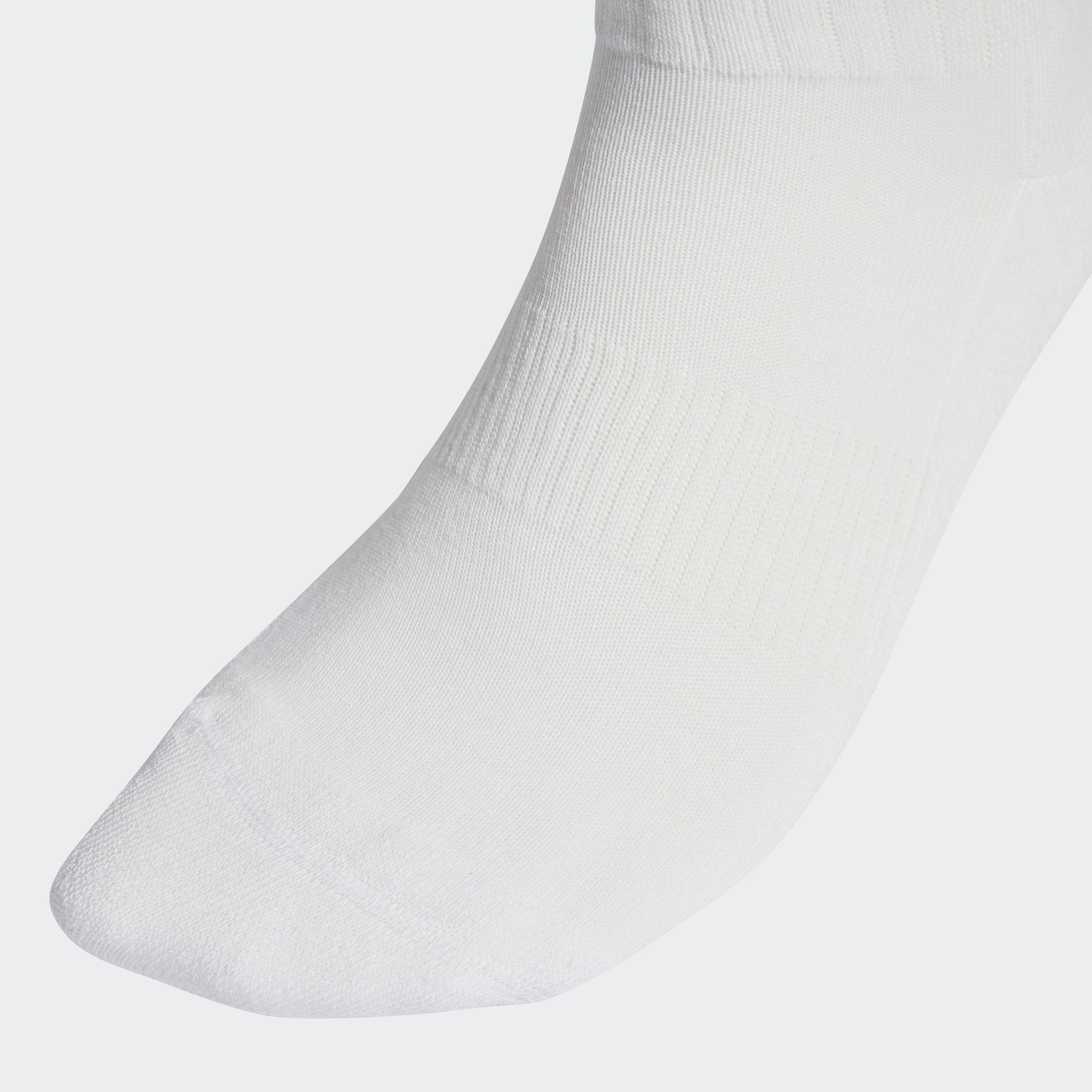 גרב לבן קלאסי על רגל, טקסטורת בד דקה ועדינה, פריט לבוש בסיסי