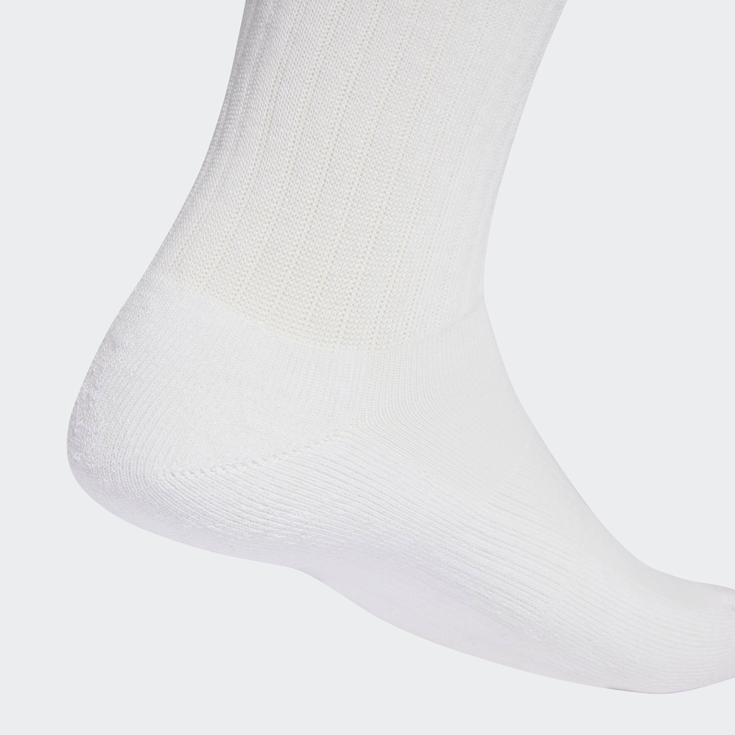 גרב ספורט ארוך בצבע לבן, בד סרוג רך ונושם, תקריב על הרגל רקע אפור