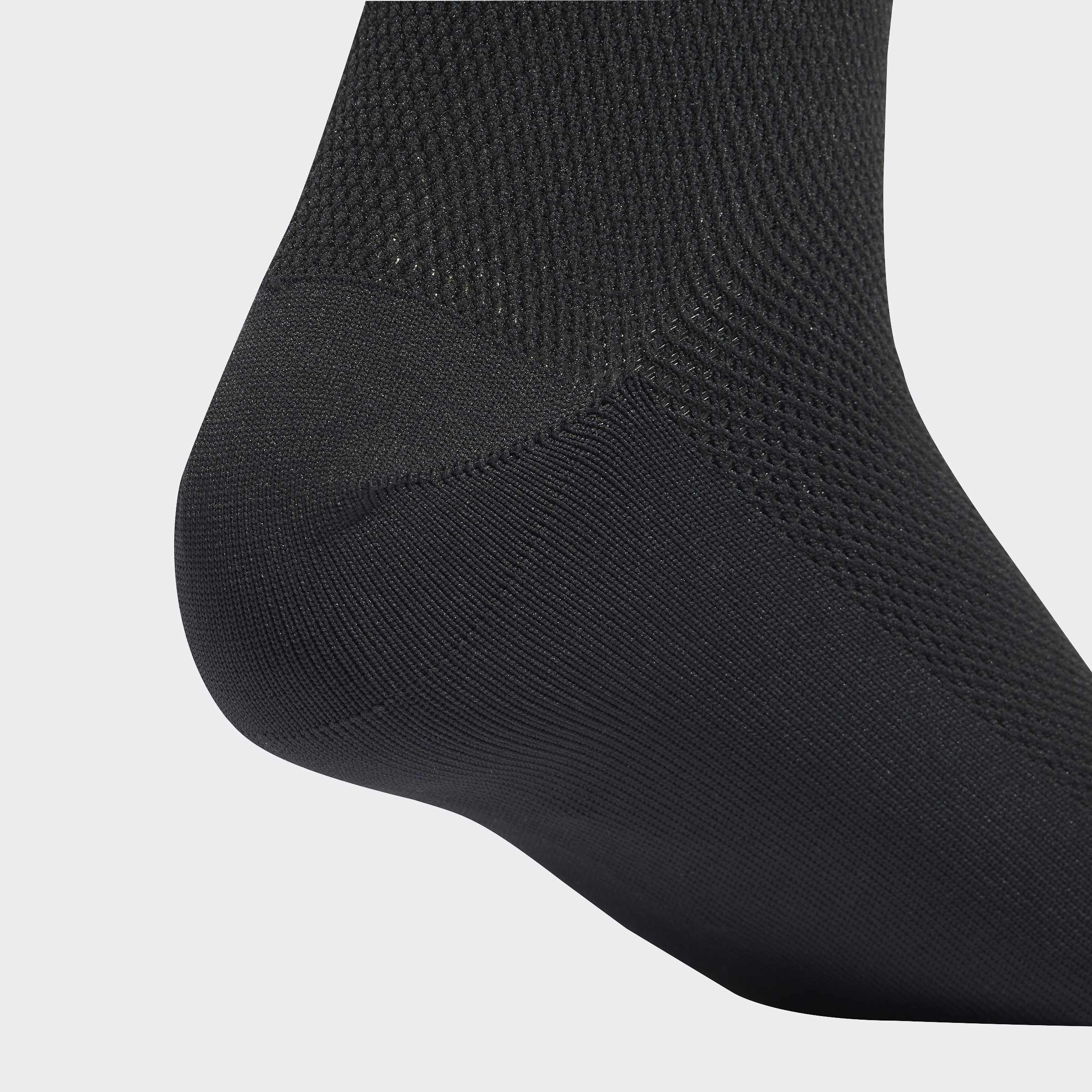 גרב ספורט שחור עם אזור עקב מרופד וטקסטורה נושמת