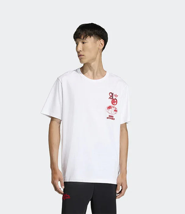 גבר לובש חולצת טי לבנה עם הדפס אדום, אופנת רחוב CHOZEN, רקע אפור