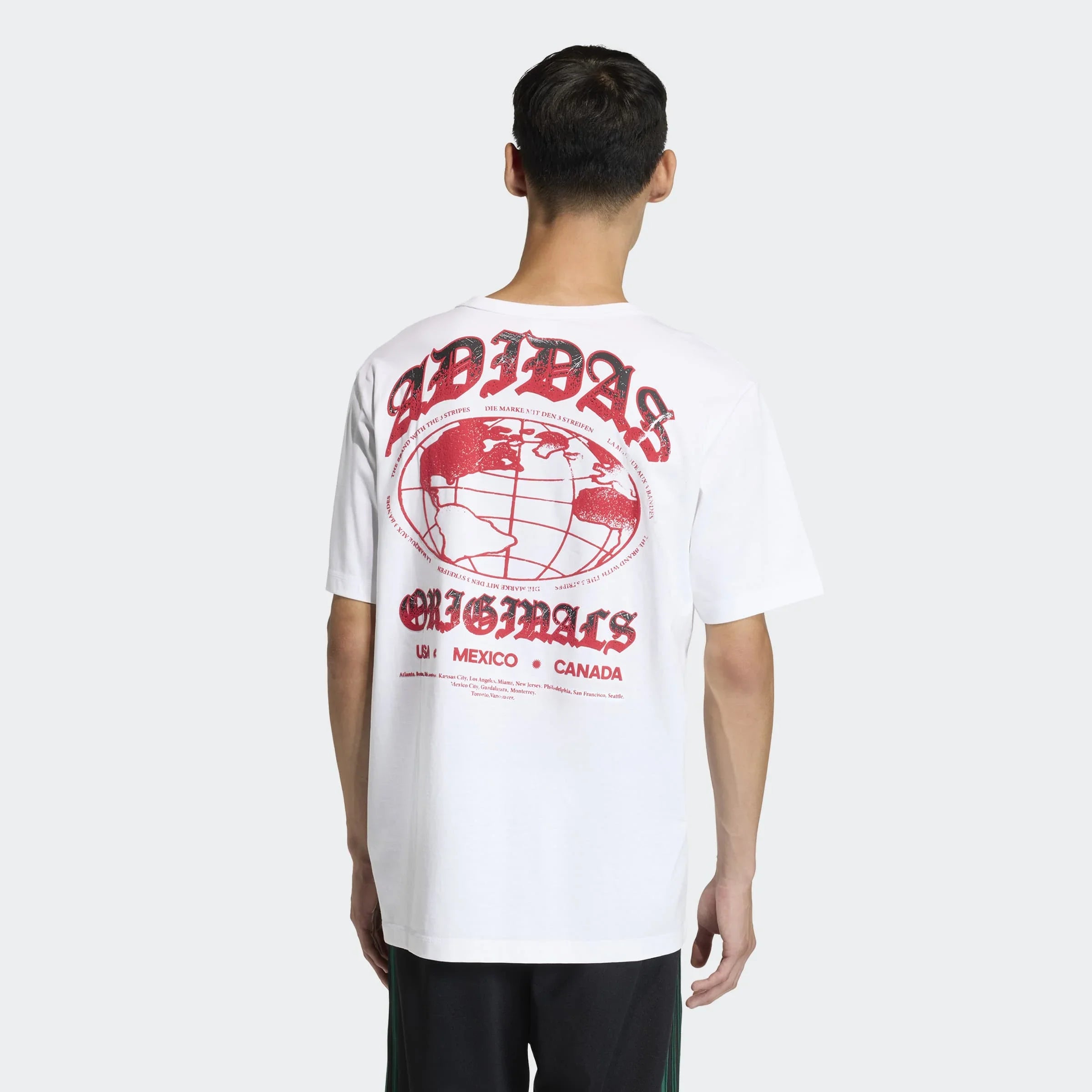 אדם לובש חולצת טי שירט לבנה עם הדפס אדום של Adidas Originals, צילום מאחור, CHOZEN