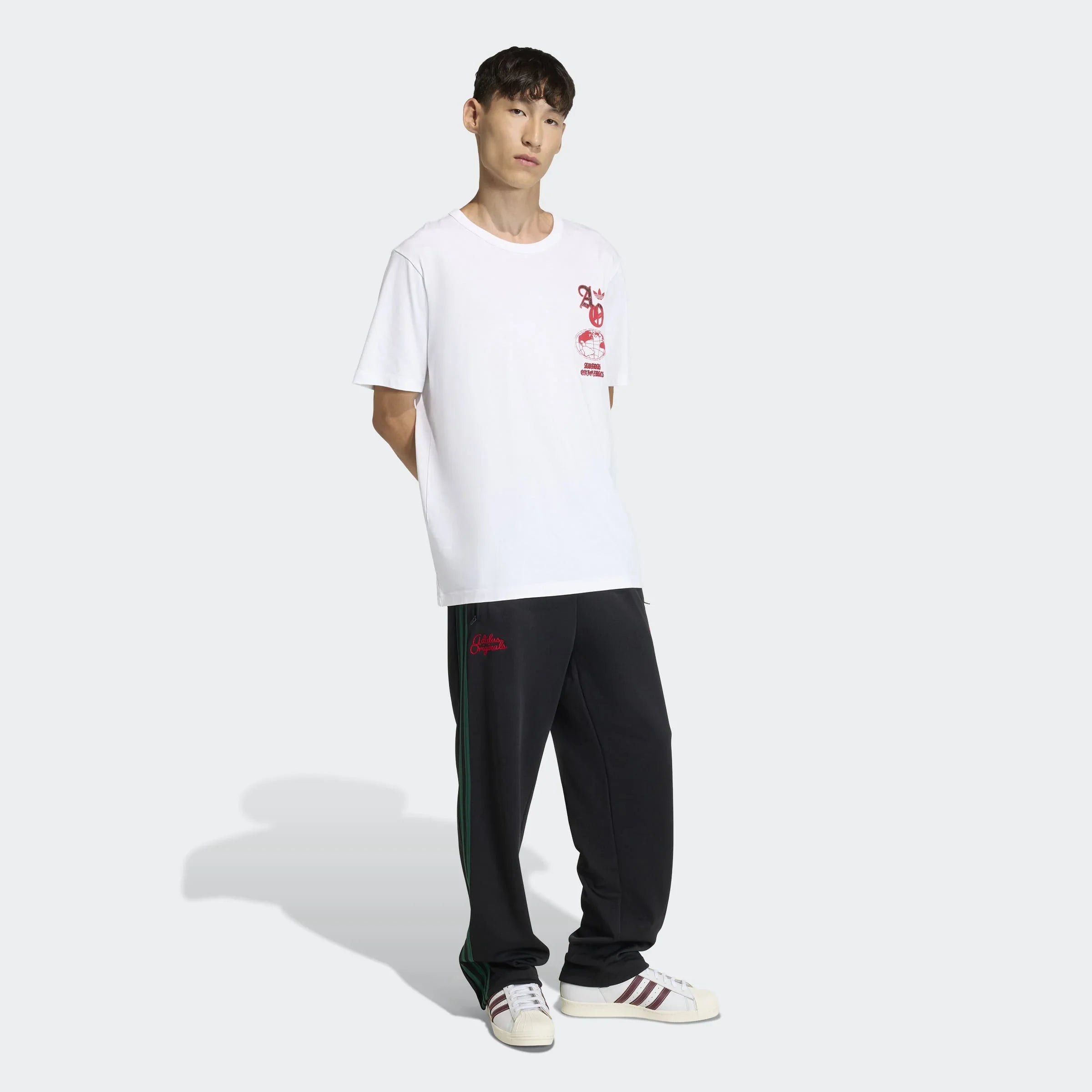 דוגמן לובש חולצת טי לבנה ומכנסי ספורט שחורים עם נעליים לבנות מסדרת CHOZEN