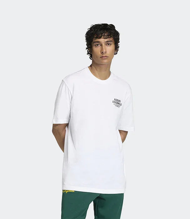 דוגמן עם חולצת טי שירט לבנה של אדידס אוריג'ינלס ומכנס ירוק, CHOZEN מותגים מובילים