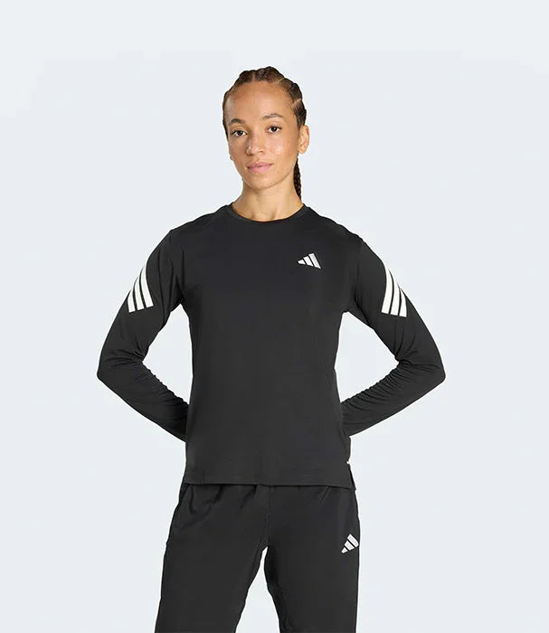 אישה לובשת ביגוד ספורטיבי שחור עם סמל אדידס, צילום אולפני לחנות CHOZEN