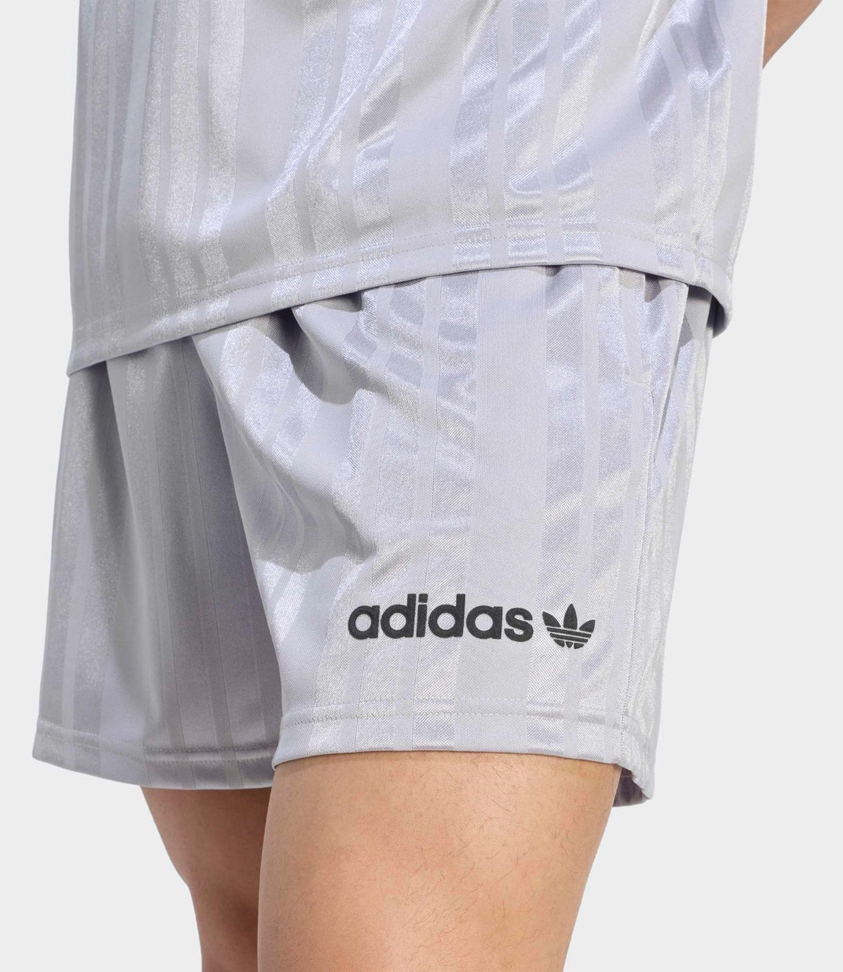 ADIDAS SHORTS בצבע אפור - CHOZEN