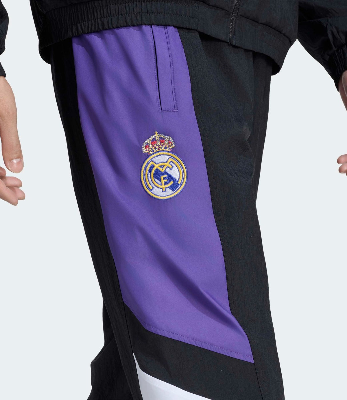 ADIDAS TRACK PANT בצבע שחור - CHOZEN