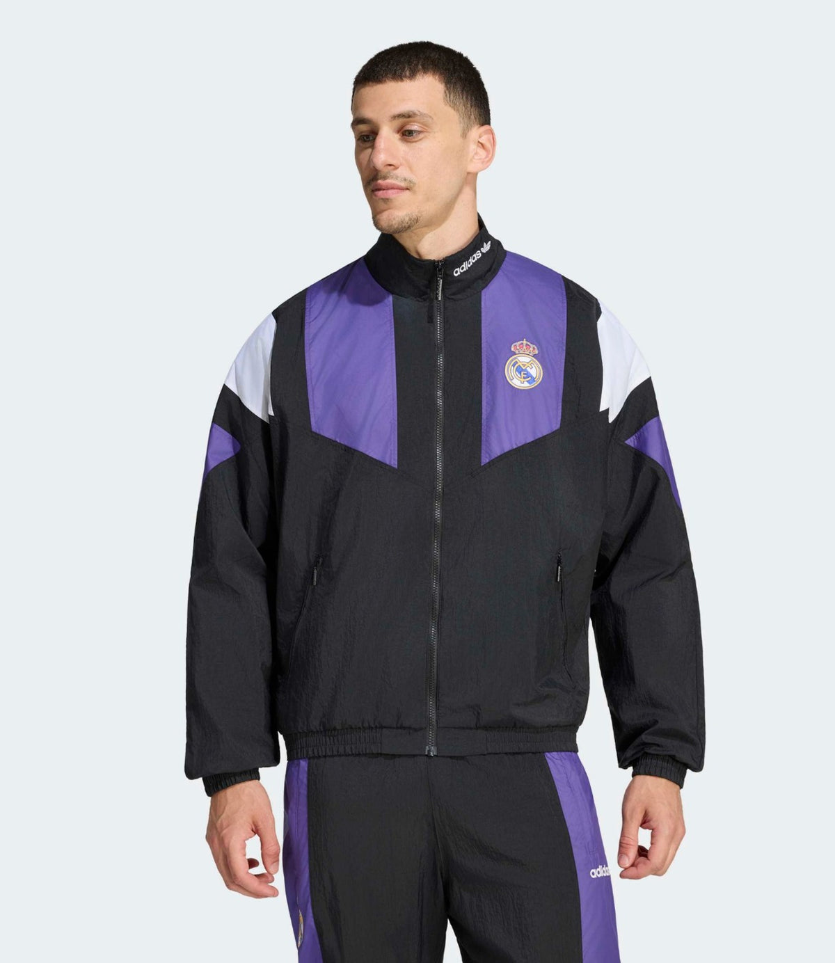 גבר לובש ג'קט REAL MADRID שחור בשילוב סגול ולבן עם מכנסי טרנינג תואמים - CHOZEN