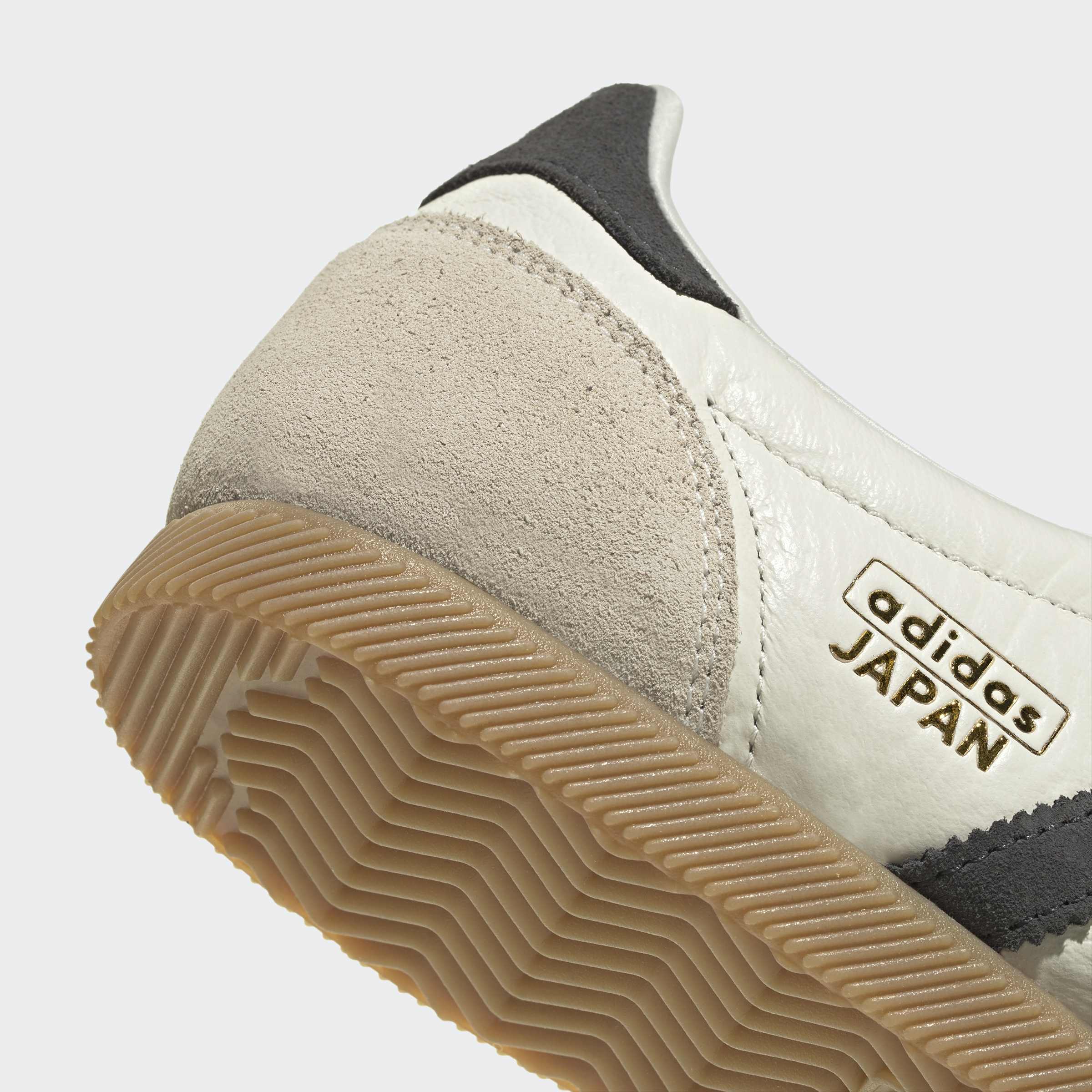 תקריב עקב נעל סניקרס אדידס יפן, עור לבן, זמש בז', סוליה גומי חומה, דגם אופנתי