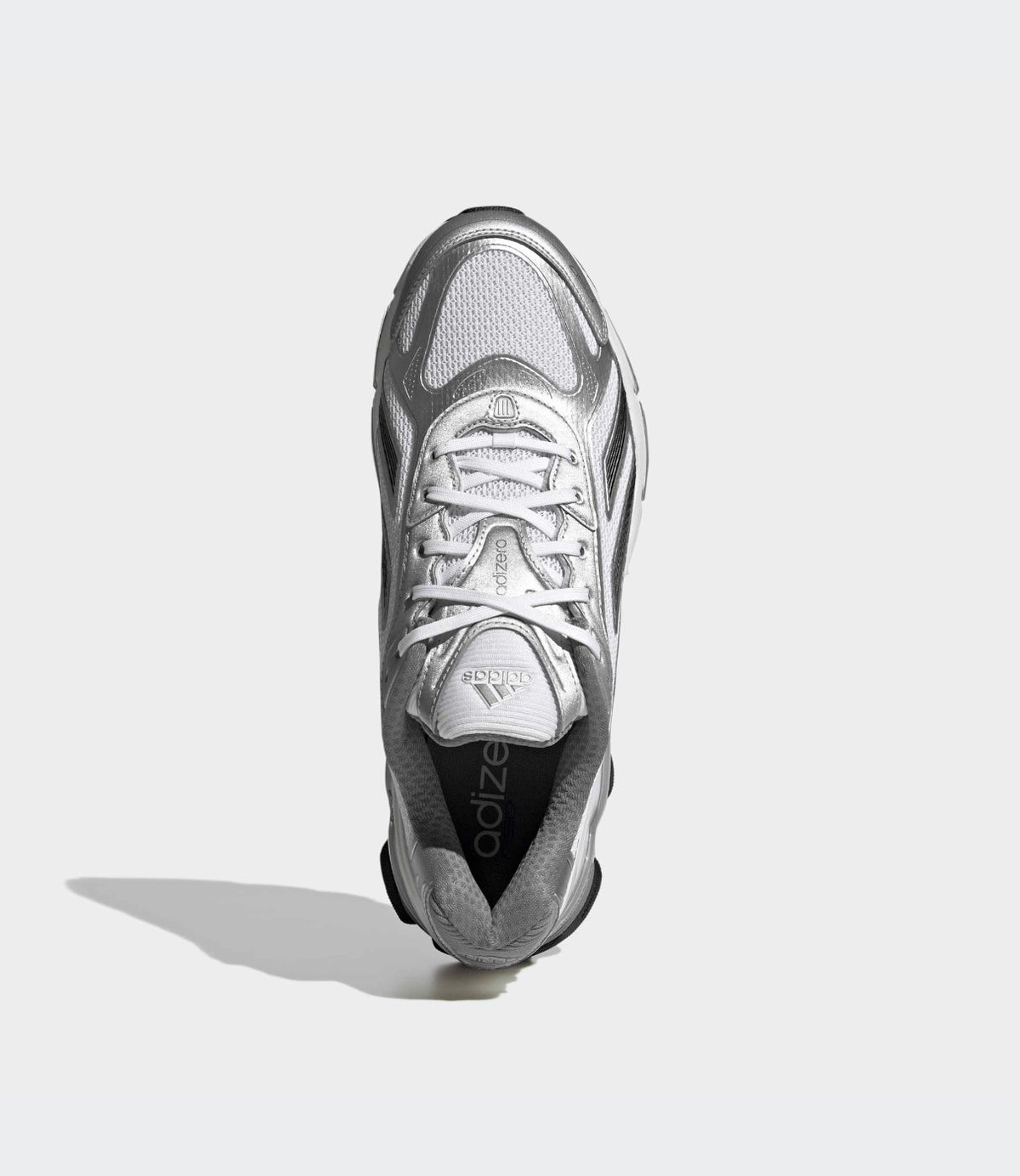 מבט מלמעלה על סניקרס לבן עם שרוכים וכיתוב adizero - CHOZEN