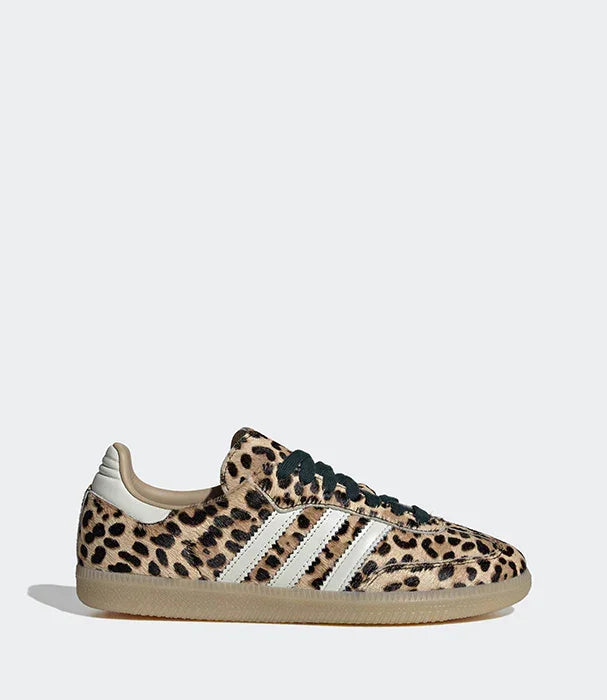 נעל סניקרס אדידס עם דוגמת מנומר, שלושה פסי מותג, על רקע אפור, באתר CHOZEN