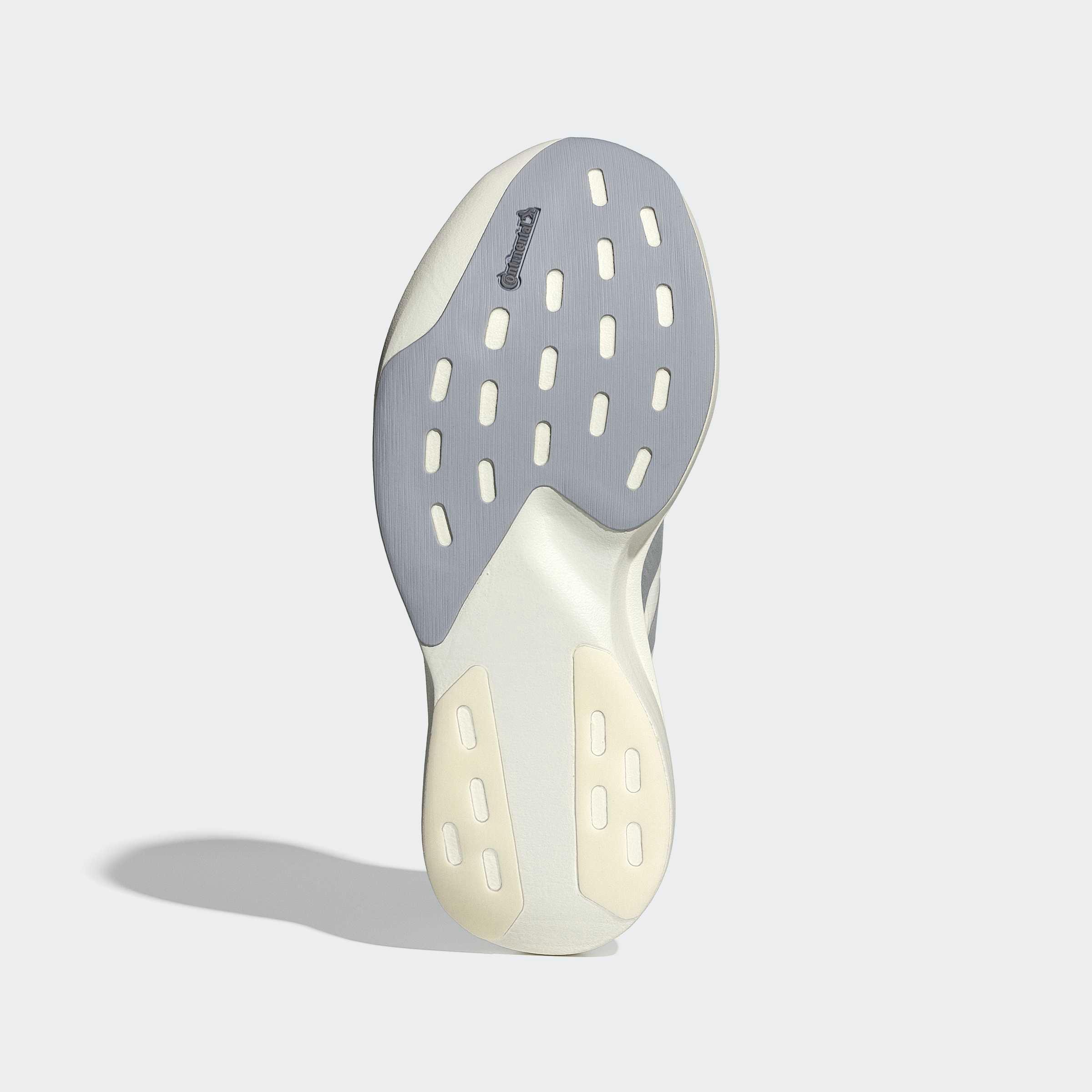 סוליית נעל ספורט אפורה ולבנה, תקריב בתמונה על רקע לבן, CHOZEN מותגים מובילים