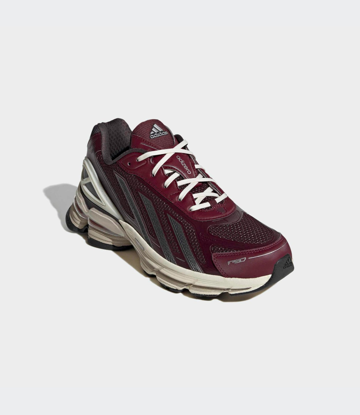 תמונה 5: סניקרס FORMOTION F50 בצבע בורדו, זווית אלכסונית קדמית עם לוגו אדידס על הלשונית - CHOZEN