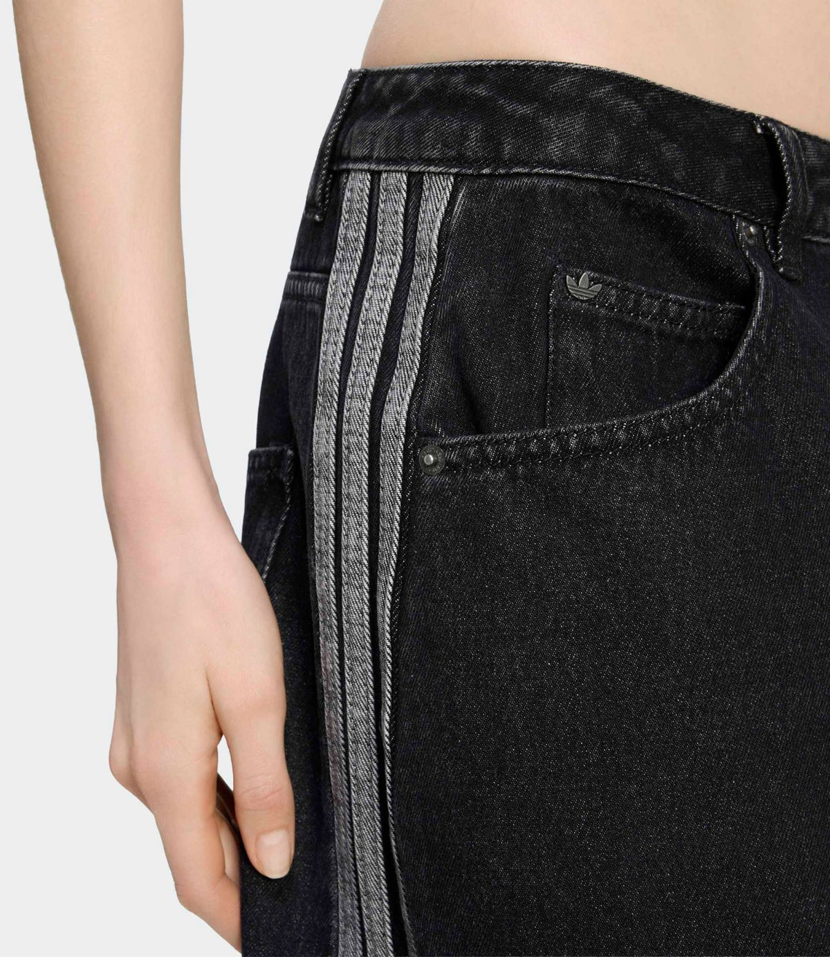 ADIDAS JEANS בצבע שחור - CHOZEN