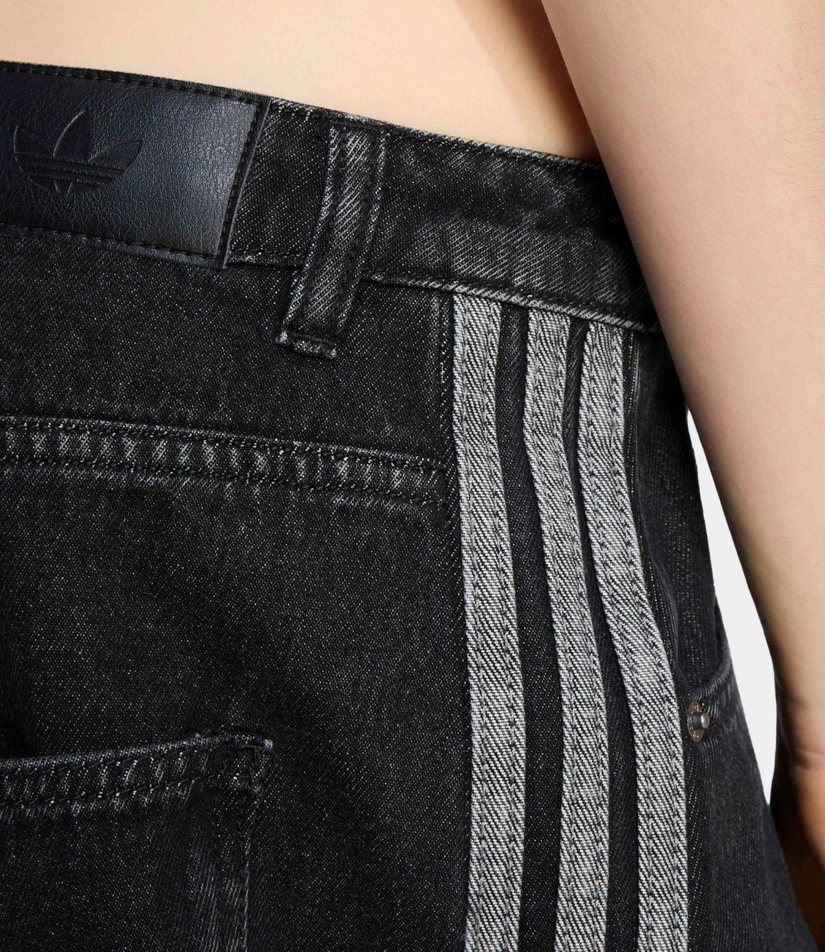 ADIDAS JEANS בצבע שחור - CHOZEN