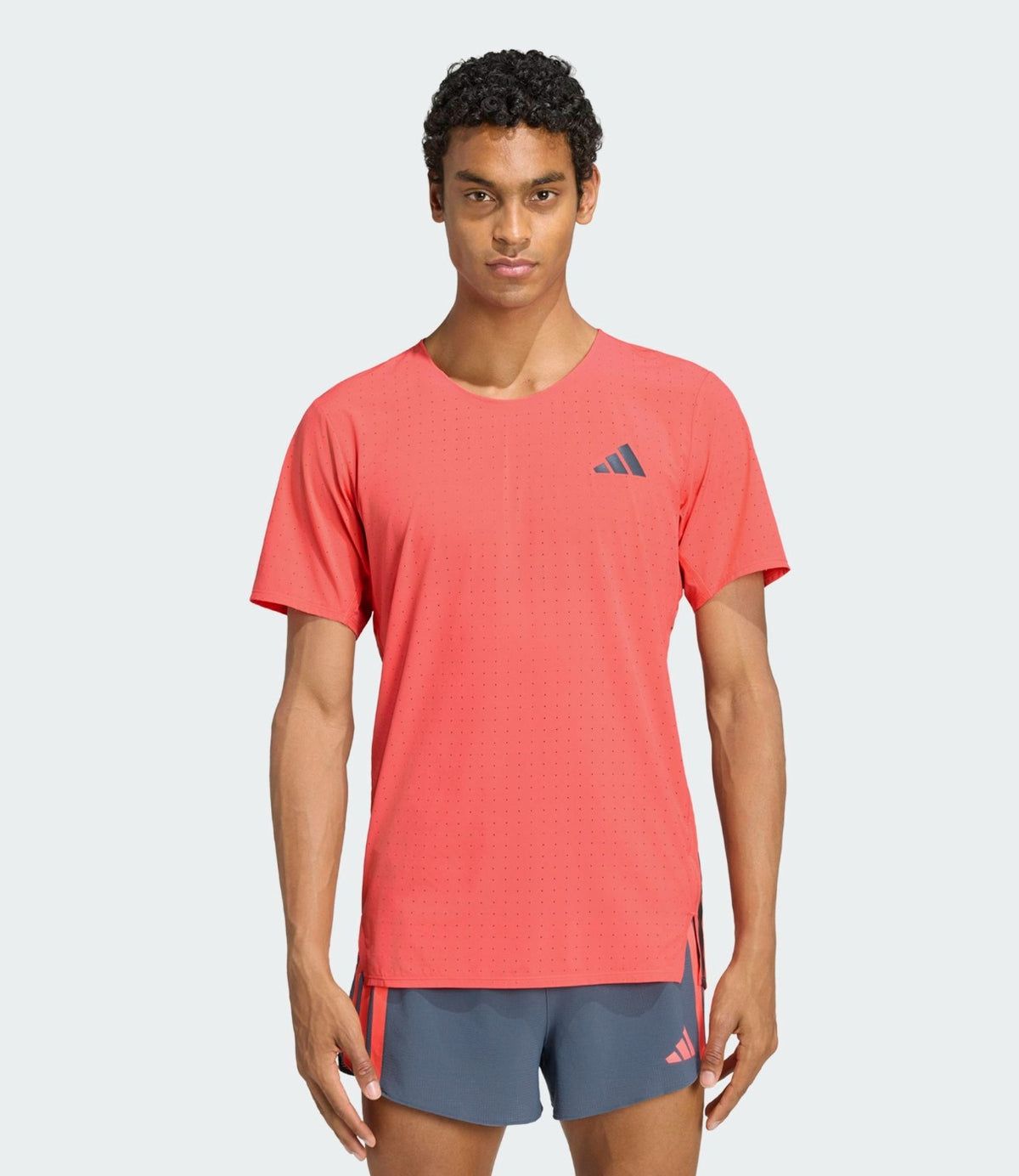 דוגם לובש טישרט אדידס ADIZERO בצבע כתום-אלמוג עם מכנסי ספורט אפורים - CHOZEN
