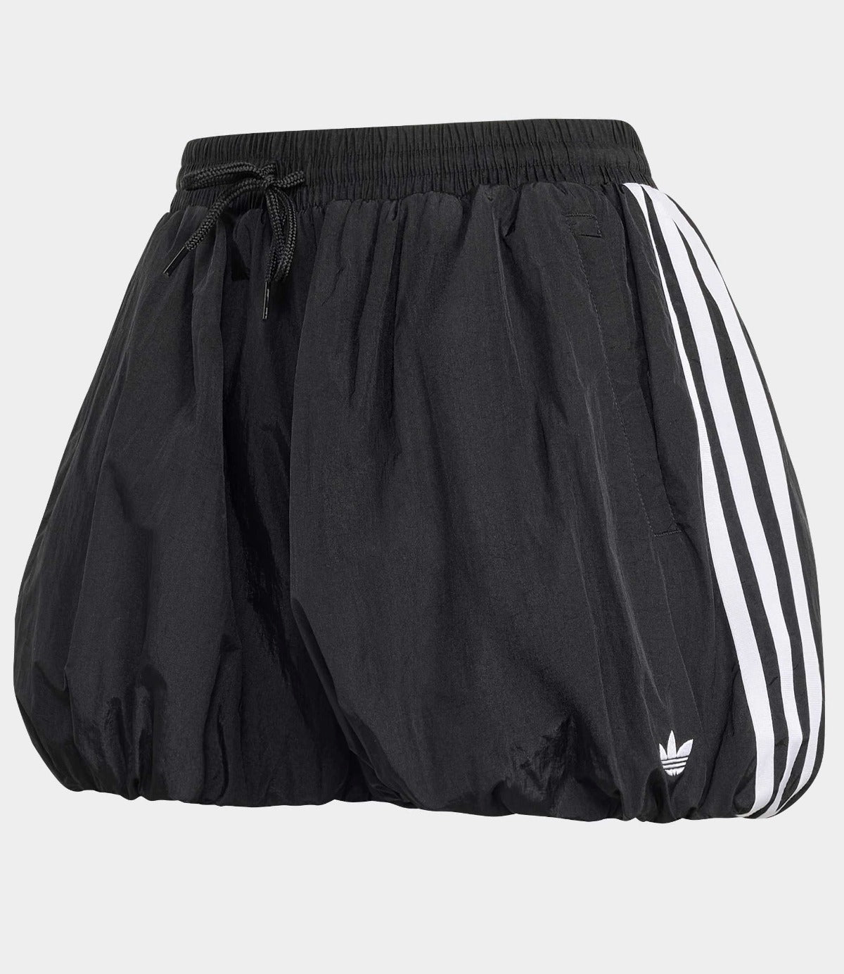 מכנסי ספורט קצרים שחורים עם פסים לבנים בצדדים, מותן אלסטית וחוט קשירה