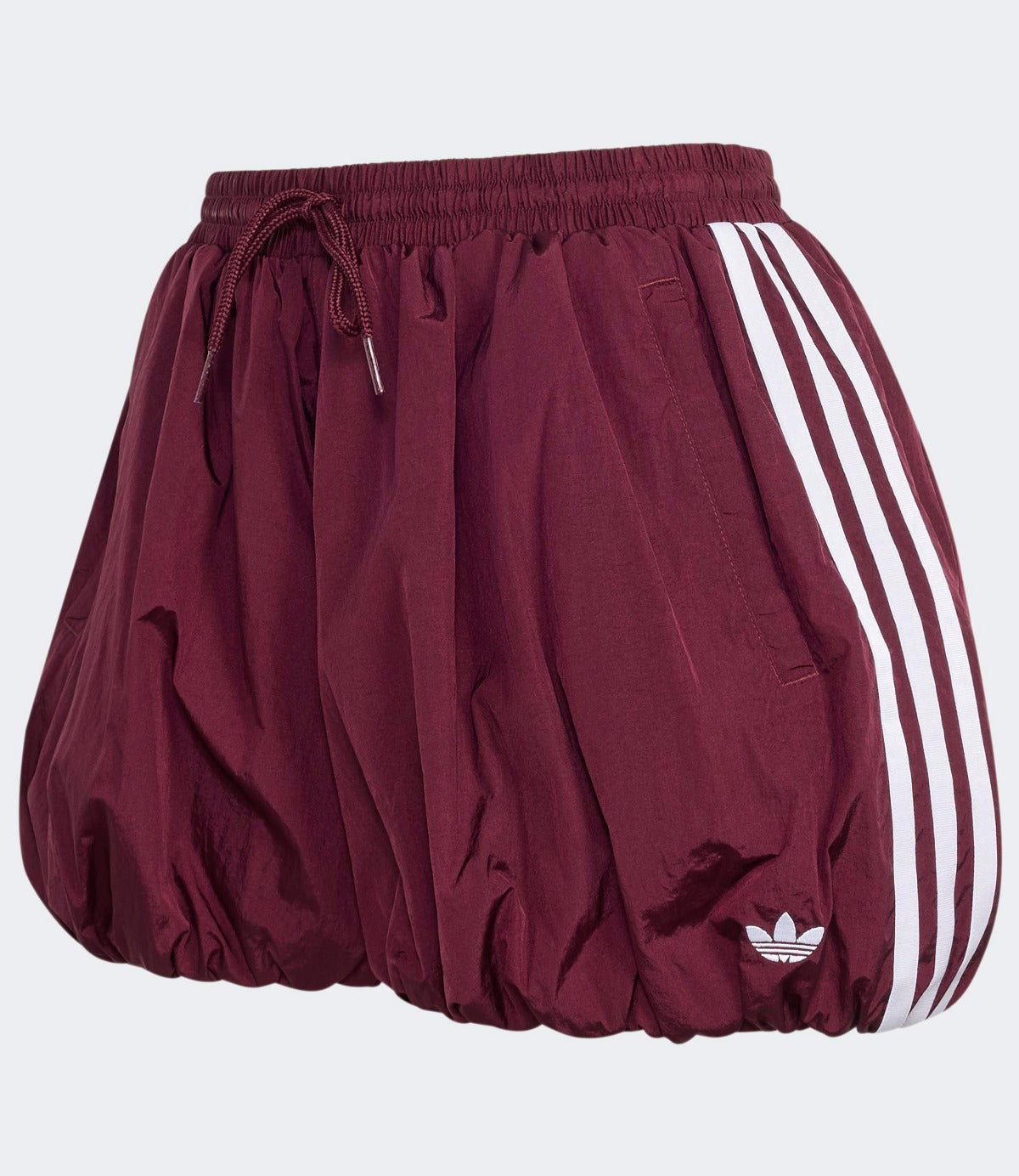 חצאית אדומה עם גומי במותן ופסים לבנים בצד, עיצוב ספורטיבי קייצי