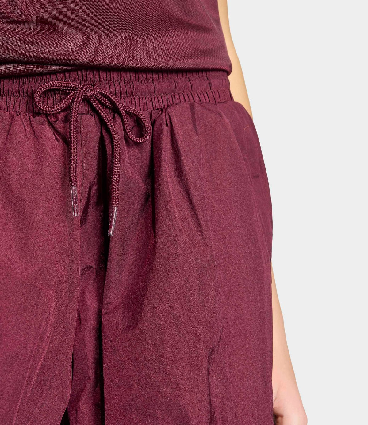 מכנס בורדו עם גומי ושרוך קשירה, תצוגת דגם, אופנת קיץ לנשים