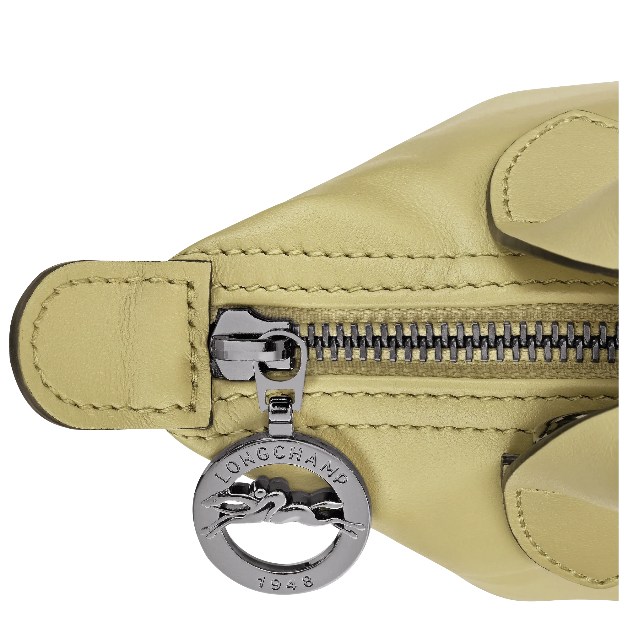 רוכסן מתכתי של תיק עור בצבע בז' עם תליון LONGCHAMP, קולקציה מבית CHOZEN