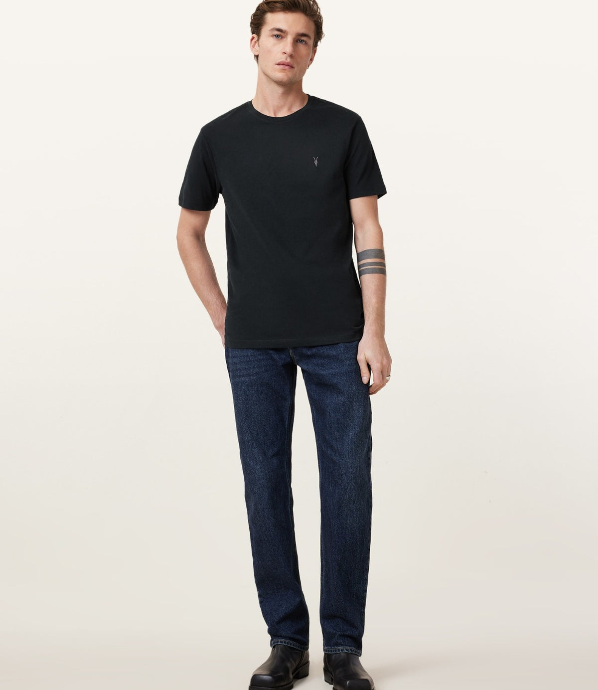 ALLSAINTS טי שירט קצרה בצבע שחור - CHOZEN