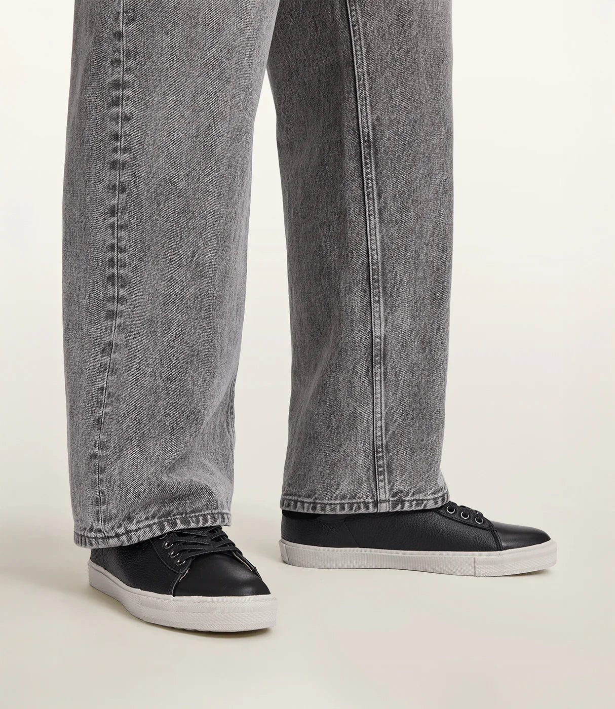 נעלי סניקרס גברים שחורות עם סוליה לבנה, ג'ינס אפור רחב