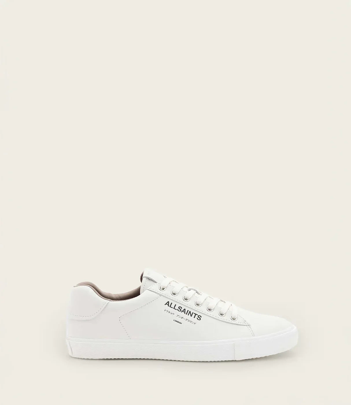סניקרס עור לבן לגבר עם שרוכים ולוגו ALLSAINTS בצד, נעל אופנתית על רקע בהיר