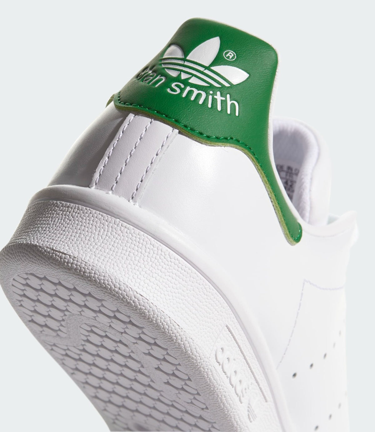 תמונה 7: תקריב על עקב ירוק עם כיתוב Stan Smith וסוליה לבנה - CHOZEN