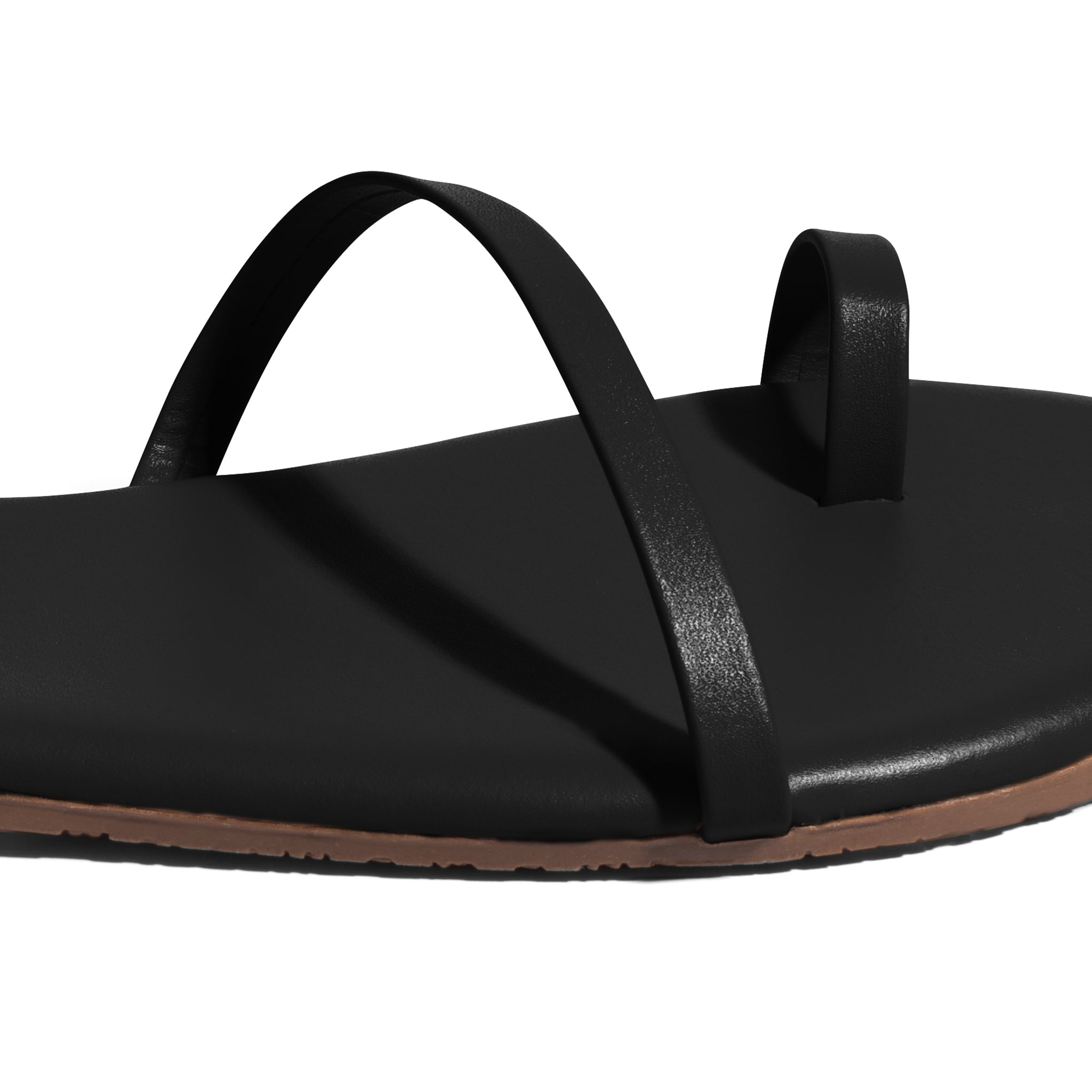 כפכפי נשים שטוחים בצבע שחור עם רצועות דקות וסוליה חומה