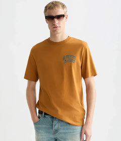 גבר עם חולצת טי חומה ובשמשיים, מותג Scotch & Soda, צילום אופנה CHOZEN