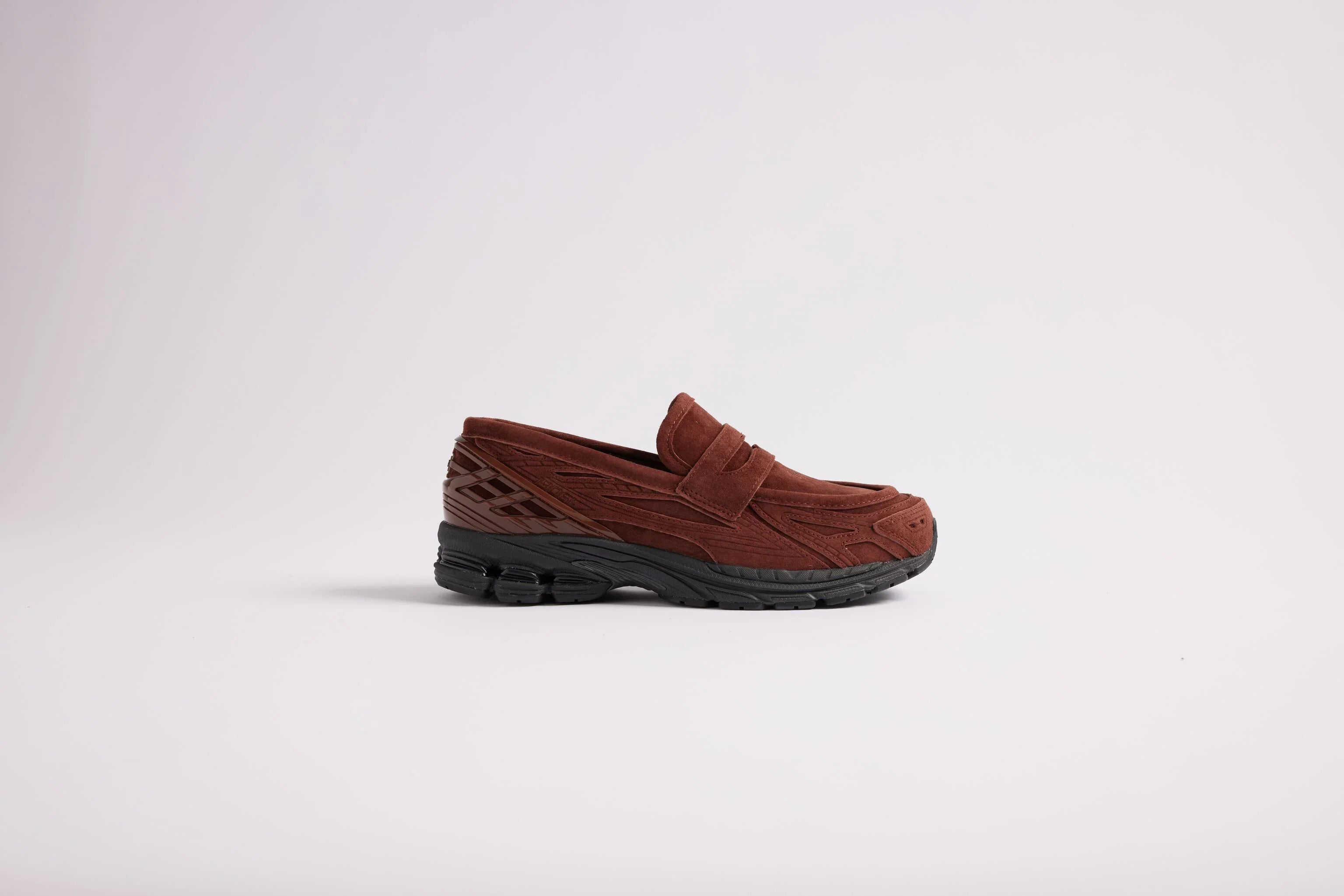 נעל מוקסין חומה מעור עם סוליה עבה בצבע שחור, עיצוב מודרני על רקע לבן