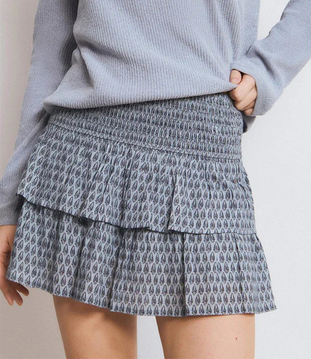 חצאית מיני בדוגמת עלים כחולה ואפורה, אופנה נשית טרנדית בחנות CHOZEN