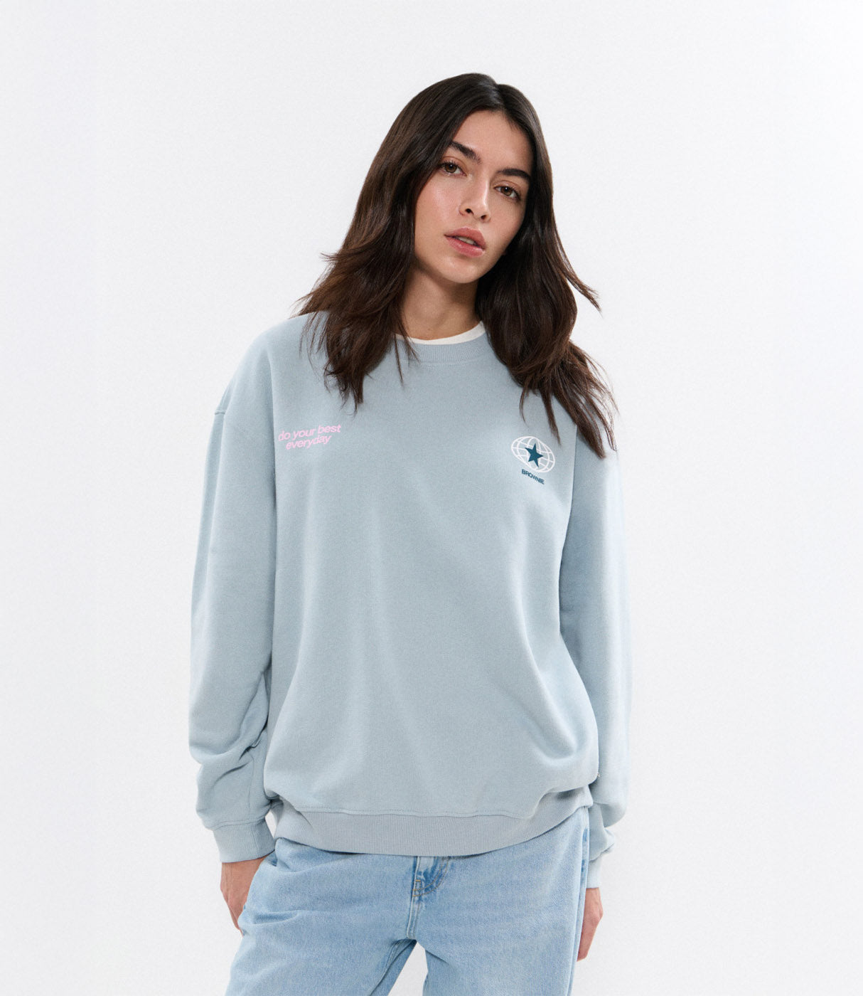 אישה לובשת סווטשירט תכלת עם הדפס וטקסט, אופנה יומיומית לנשים