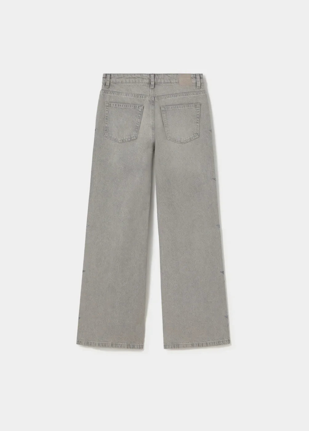 ג'ינס רחב בגזרה ישרה בצבע אפור מבית CHOZEN, שני כיסים אחוריים, צילום על רקע לבן