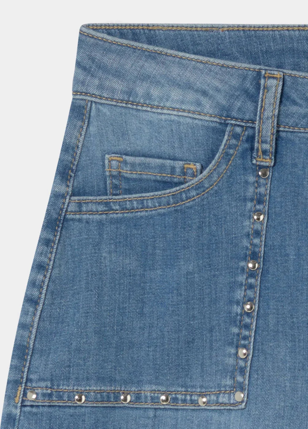 ג'ינס כחול עם ניטים מתכתיים, עיצוב אופנתי CHOZEN, מבית היבואן הרשמי קבוצת אלפא