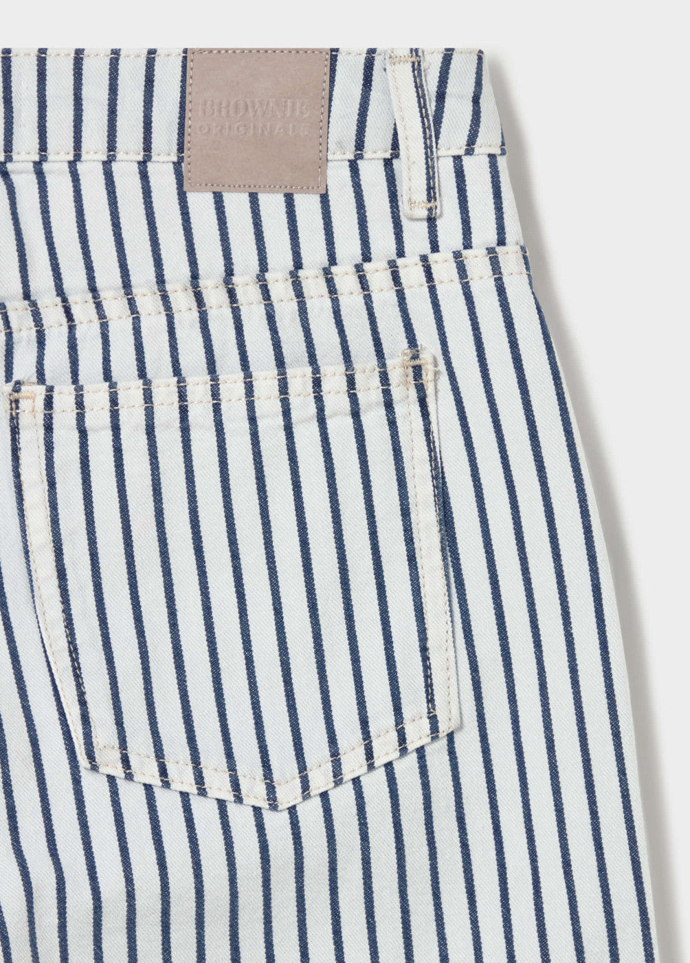 ג'ינס פסים אנכי כחול-לבן, תקריב כיס אחורי ותווית בד