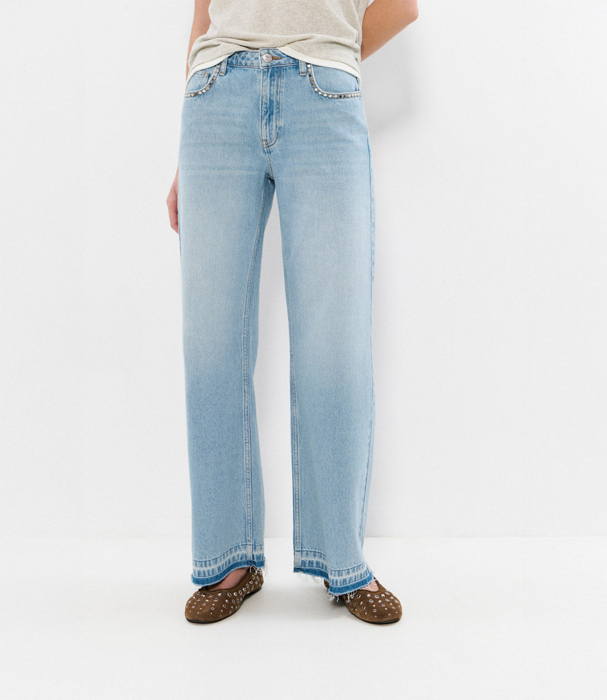 ג'ינס נשים בגזרת ישרה בצבע תכלת בשילוב ניטים, עם מכפלת פרומה