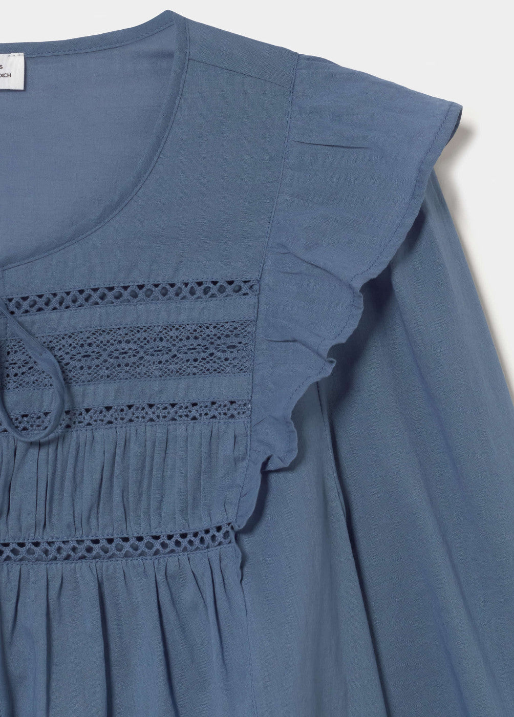 חולצה כחולה עם שרוולים ארוכים, תחרה וקפלים, גזרה נשית ובד קליל