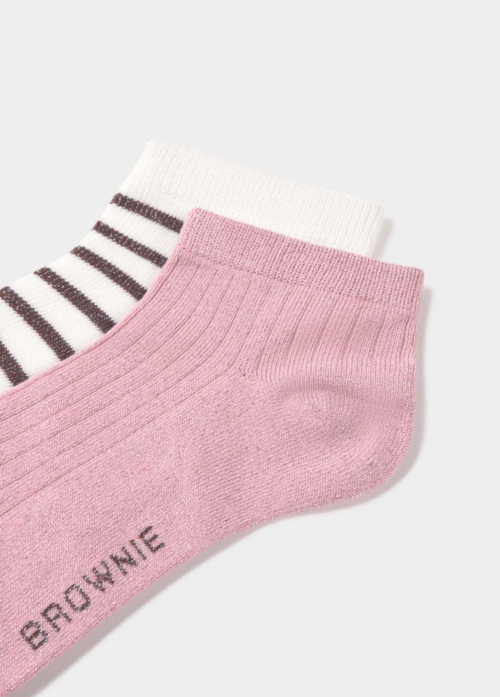 גרביים בזוג, אחד ורוד בהיר עם כיתוב BROWNIE, והשני לבן עם פסים חומים, רקע לבן