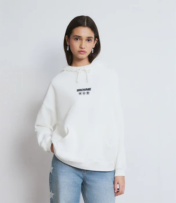 דוגמנית בלבוש קז'ואל, סווטשירט לבן של BROWNIE וג'ינס, צילום לאתר CHOZEN