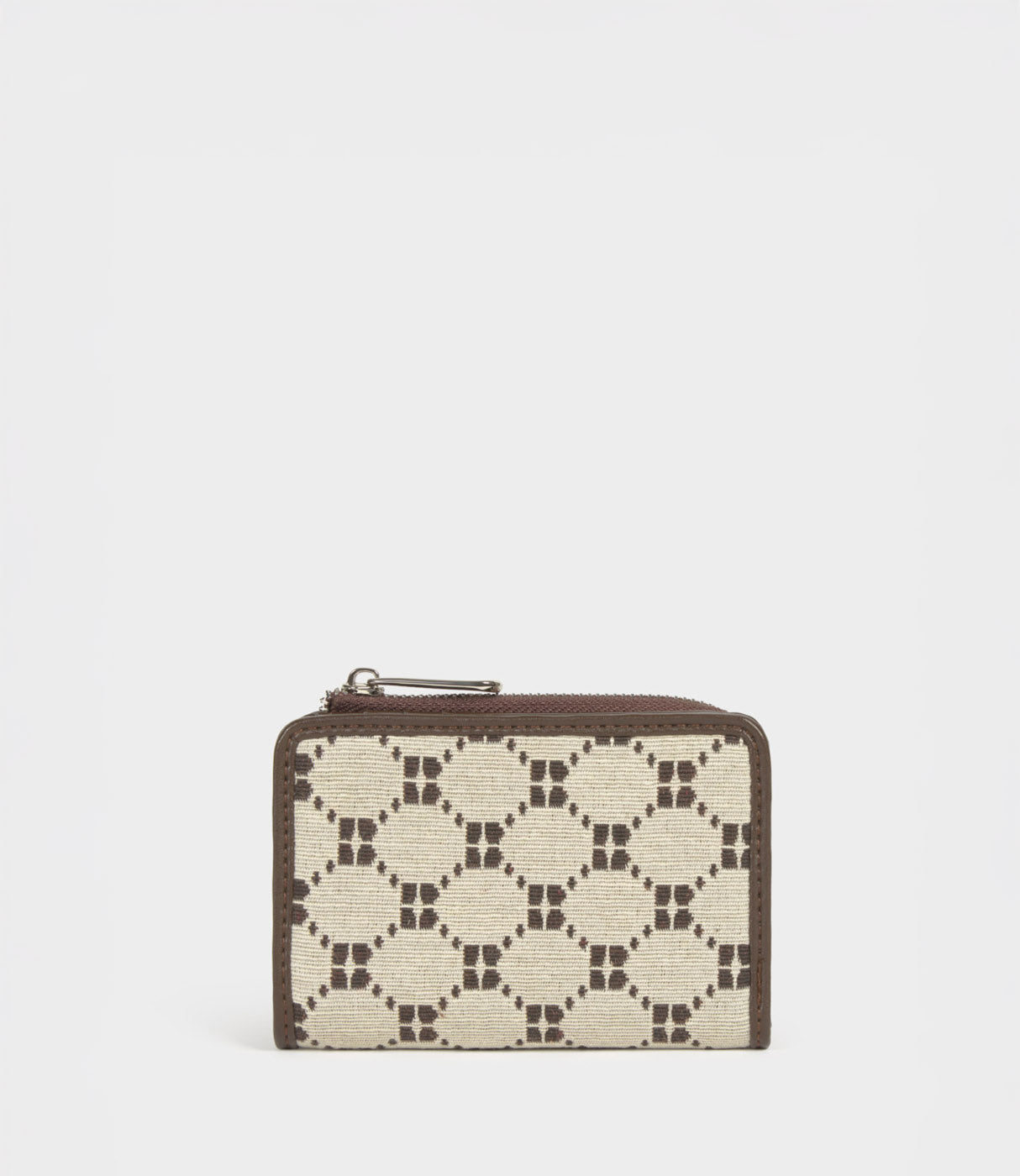 ארנק בד קטן עם רוכסן ודוגמה גיאומטרית חומה על רקע בהיר, אביזרי אופנה לנשים