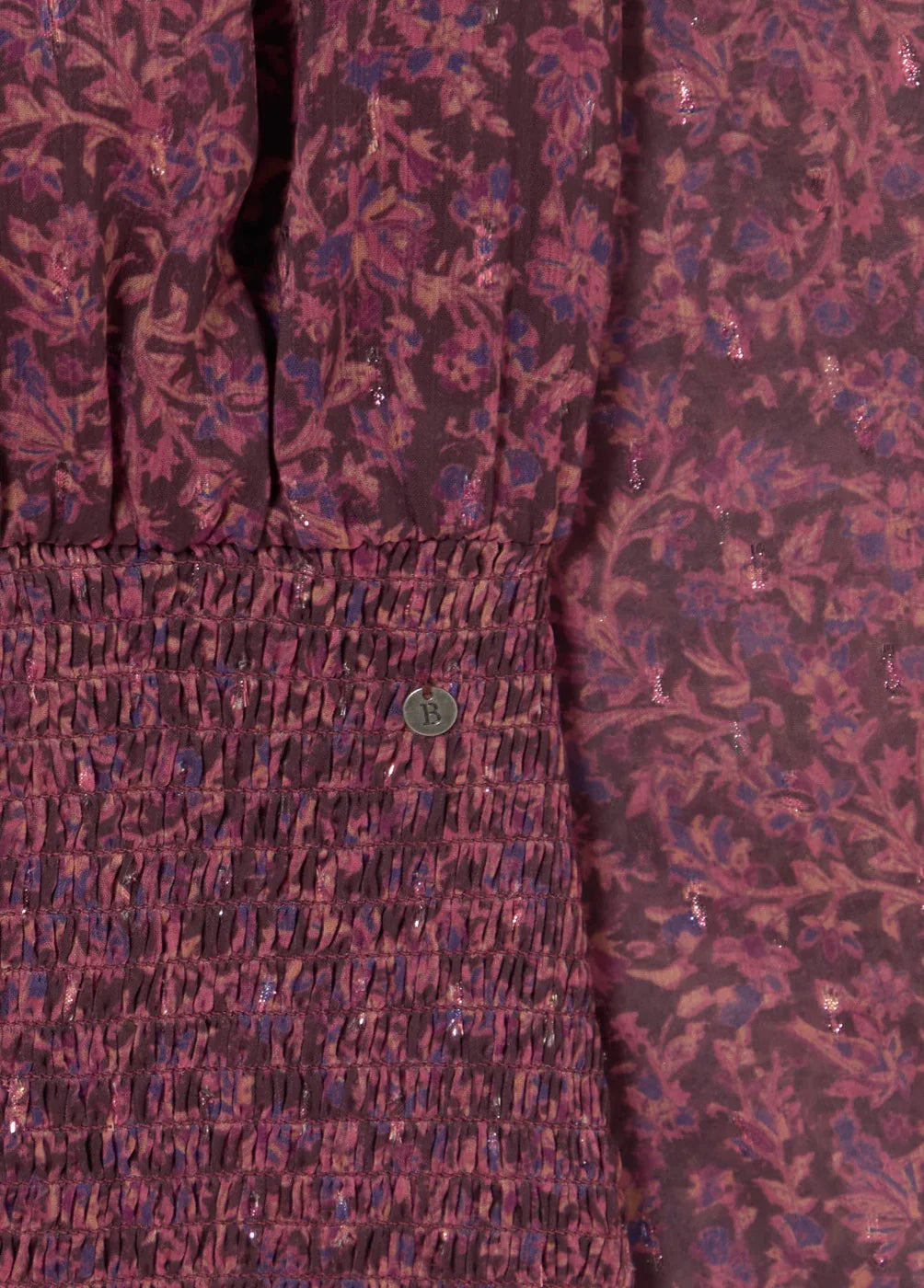 אריג בורדו עם דוגמת פרחים סגולים עדינים, בד מרקם מכווץ, כפתור ממותג, CHOZEN אופנה