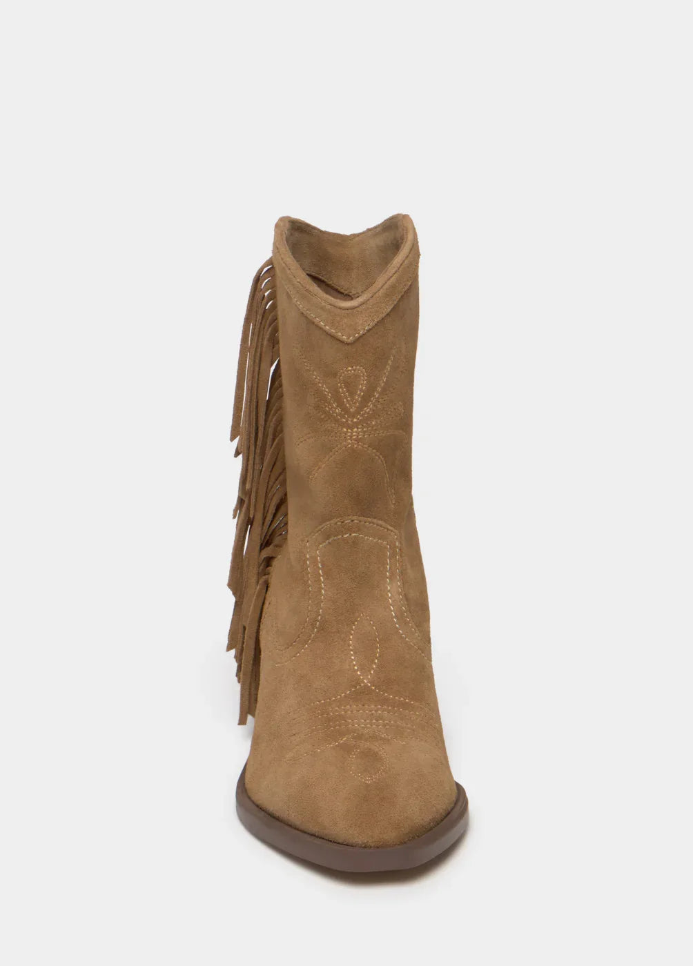 מגף זמש חום עם עיטורים ופרנזים לנשים, מבית CHOZEN, צילום על רקע לבן