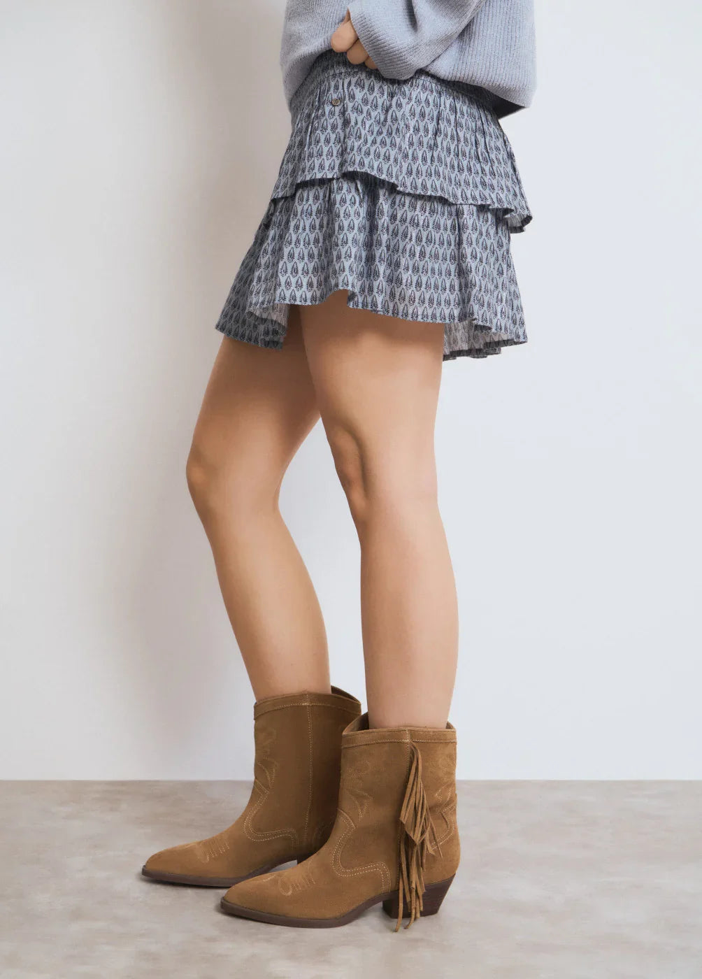 מגפי זמש חום עם פרנזים ונעלי עקב בינוני, חצאית קומות אפורה, אופנה לנשים ב-CHOZEN