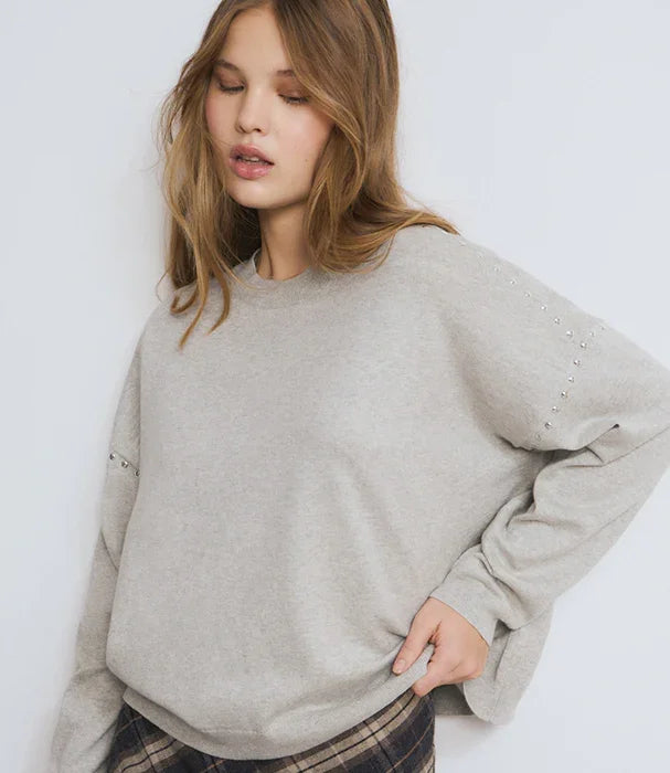 דוגמנית לובשת סווטשירט אפור עם ניטים על השרוולים, אופנה נשים CHOZEN