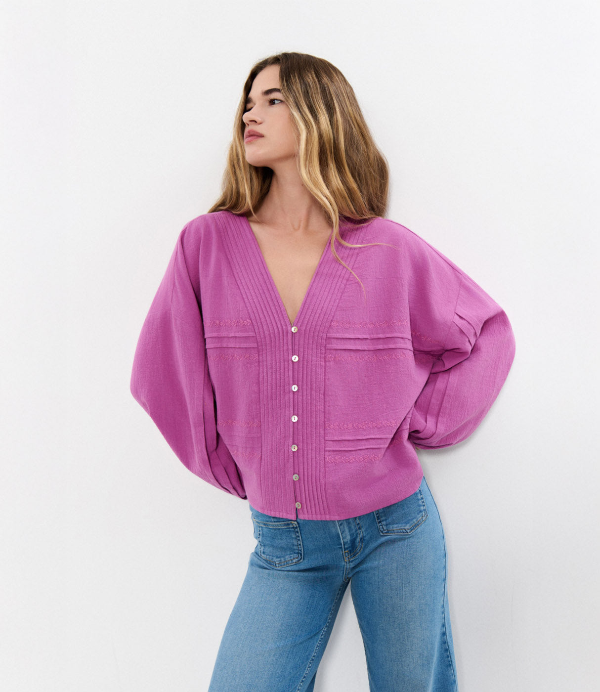 בלייזר ורוד לנשים עם כפתורים ומכנסי ג'ינס, אופנת קיץ טרנדית