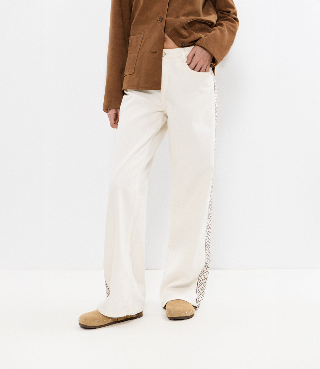 מכנסיי נשים לבנים רחבים עם דוגמה אתנית בצדדים, מעוצבים לאופנת קז'ואל