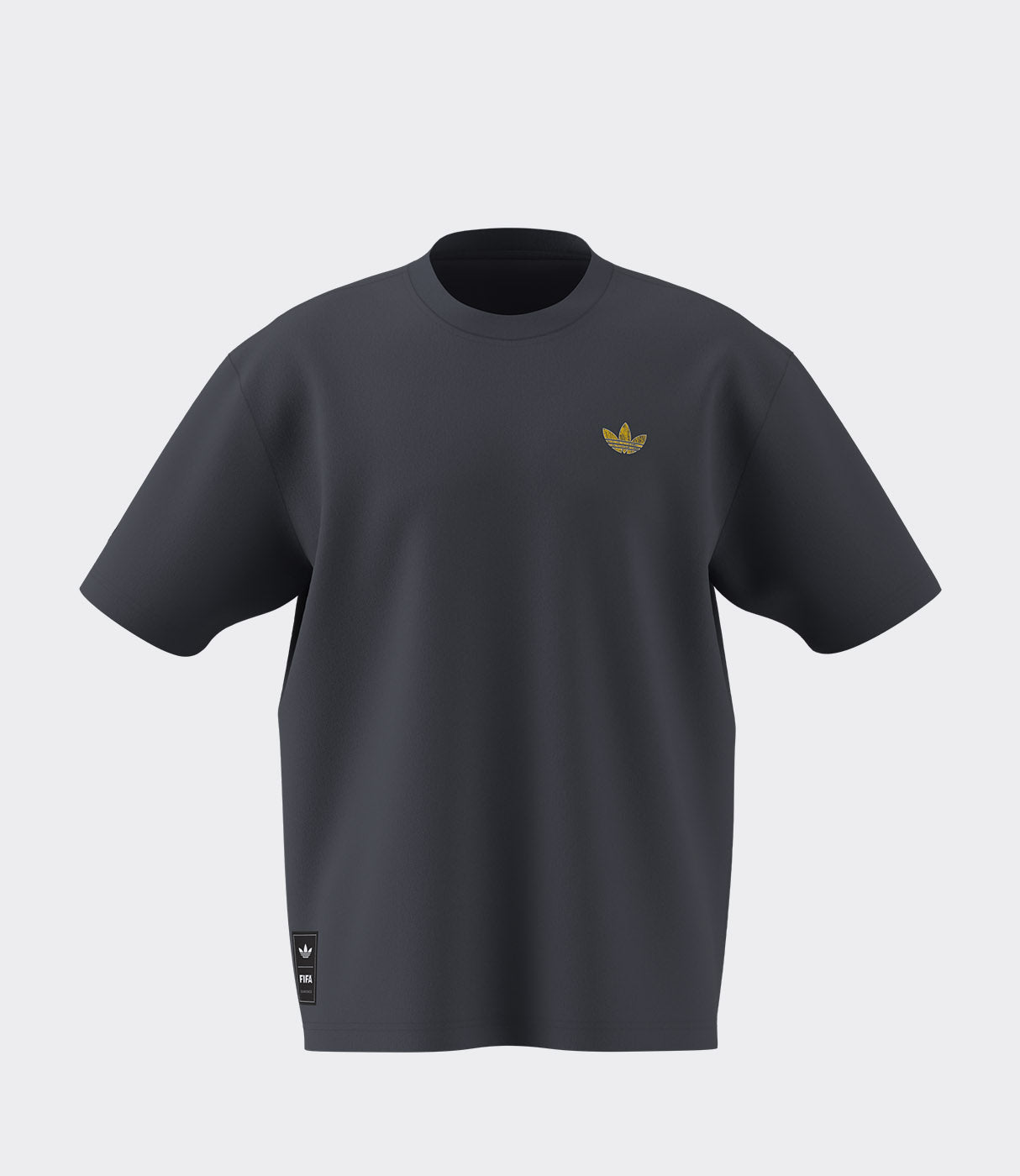 חולצת טי שחורה עם סמל על החזה, מראה קלאסי ואופנתי, גזרת יוניסקס