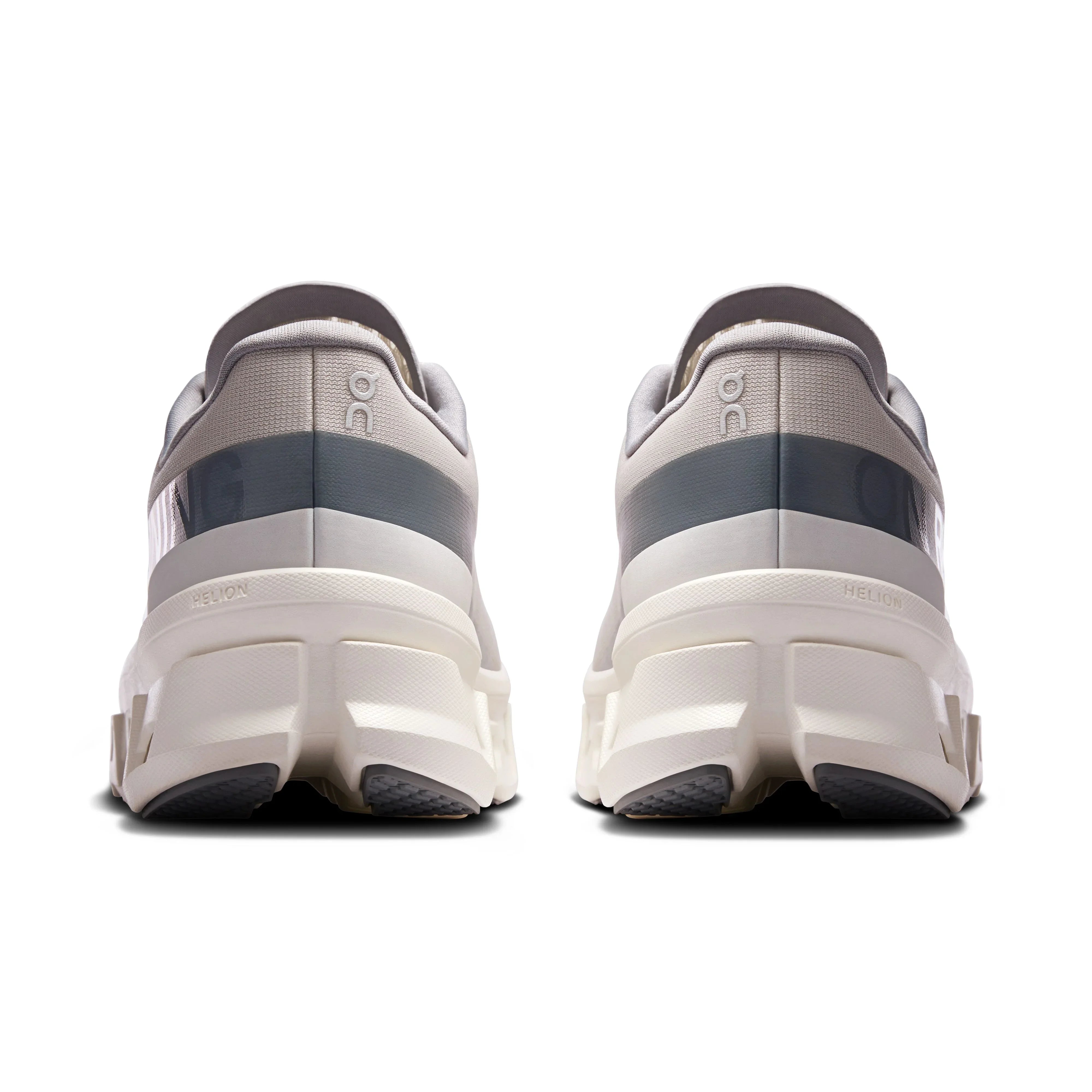 נעלי ספורט בצבע פנינה ואפור, מבט מאחור, סוליות עבות ועיצוב מודרני לגברים